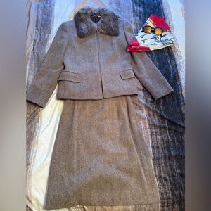 Chic Ropé Women’s Brown Tweed Skirt Suit with a Natural Fur Collar Size Small